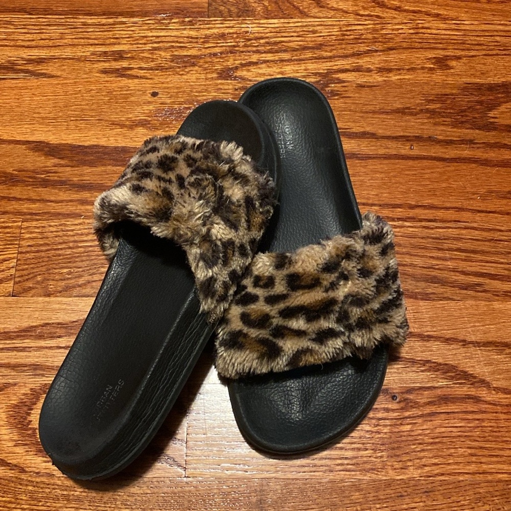 Sandal with fur